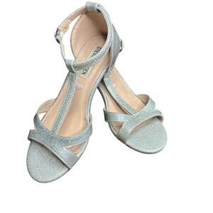 STEVE MADDEN GIRLS SILVER
SPARKLE PRINCESS 2” HEEL sandals size 2 preloved